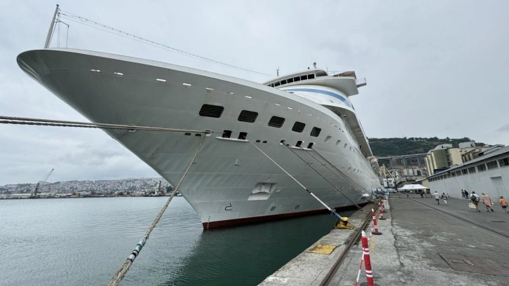 "Astoria Grande" kruvaziyeri 995 yolcusuyla Trabzon'a geldi