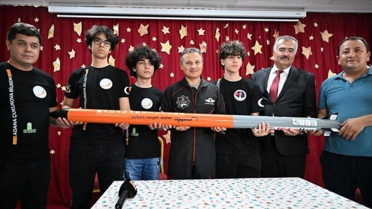 Astronot Gezeravcı Adana'da öğrencilerin geliştirdiği rokete "Zıpkın" adını verdi