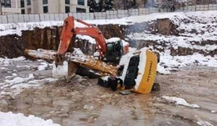 Ataşehir'de iş makinesi su dolu çukura düştü: Operatörün cansız bedenine ulaşıldı!