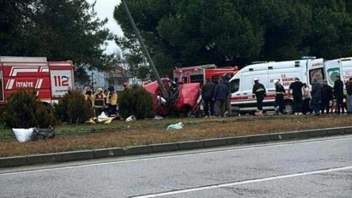 Aydınlatma direğine çarpan araç hurdaya döndü: 2 yaralı