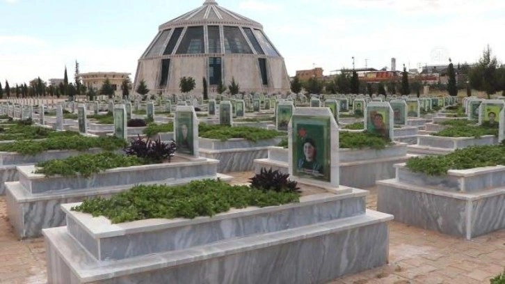 Aynularab'daki mezar taşları, YPG/PKK'nın çocukları kullandığını belgeliyor