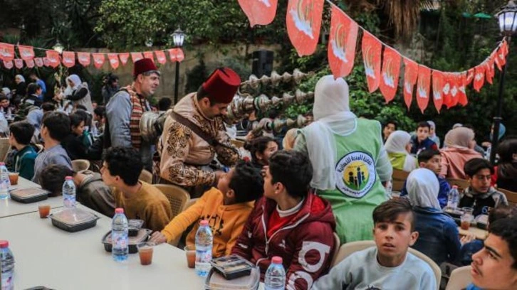 Azerbaycan'dan Şam'daki Suriyeli yetimlere iftar