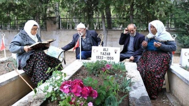 Babalarının kabrini 67 yıl sonra Konya Şehitliği'nde buldular