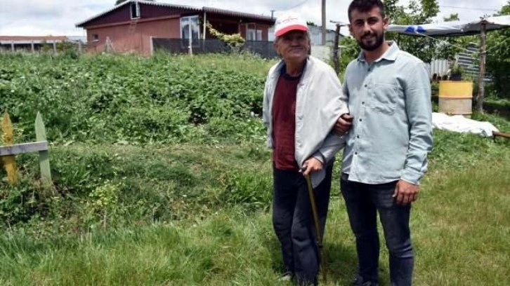 Babası felç olunca yıllarca atıl kalan araziyi çilekle buluşturdu