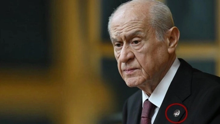 Bahçeli, Fatih Karagümrük rozeti ile grup toplantısına çıktı