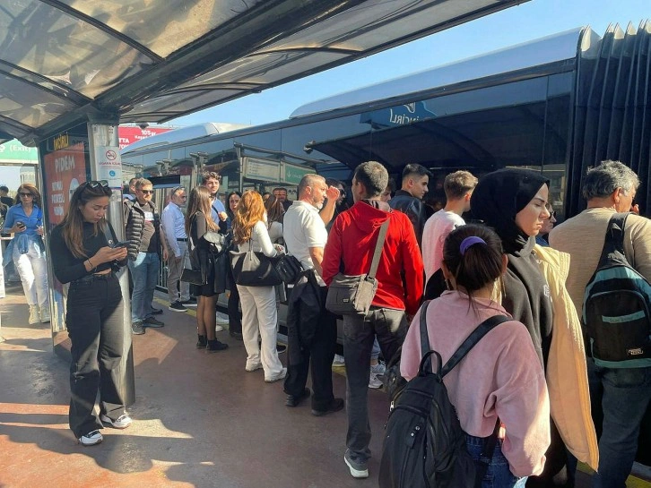 Bahçelievler'de bozulan metrobüs nedeniyle seferler aksadı