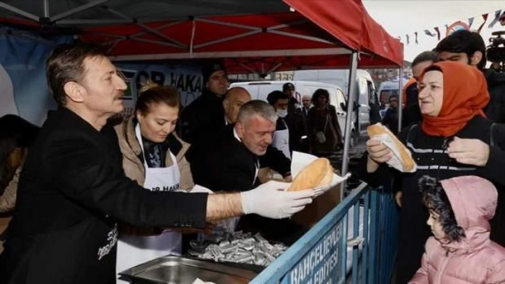 Bahçelievler'de düzenlenen festivalde 3 ton hamsi dağıtıldı