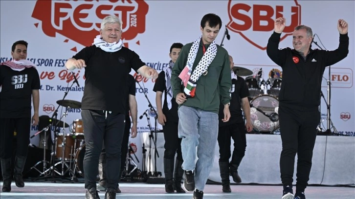 Bakan Bak’tan milli sporcu Necmettin Erbakan Akyüz ve Rektör Aydın ile “dabke” dansı