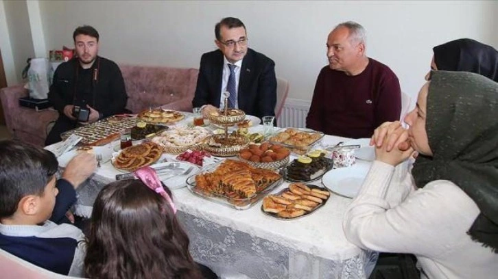 Bakan Dönmez, Ceylanpınar'da konuk olduğu aileyle çay içti