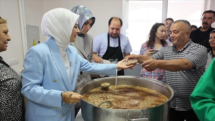 Bakan Göktaş, Alevi vatandaşlarla bir araya geldi, aşure dağıttı