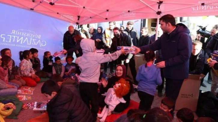 Bakan Kurum, depremzede çocukları helikoptere bindirdi