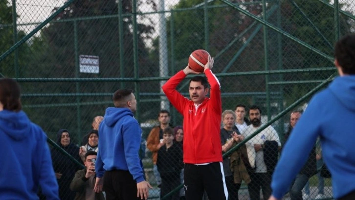 Bakan Kurum gençlerle basketbol oynadı!