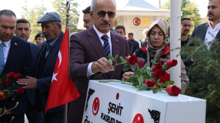 Bakan Uraloğlu, 15 Temmuz kahramanı şehit Ömer Halisdemir'in kabrini ziyaret etti