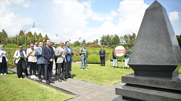 Bakan Uraloğlu, Güney Kore'deki Birleşmiş Milletler Anıt Mezarlığı'nı ziyaret etti: