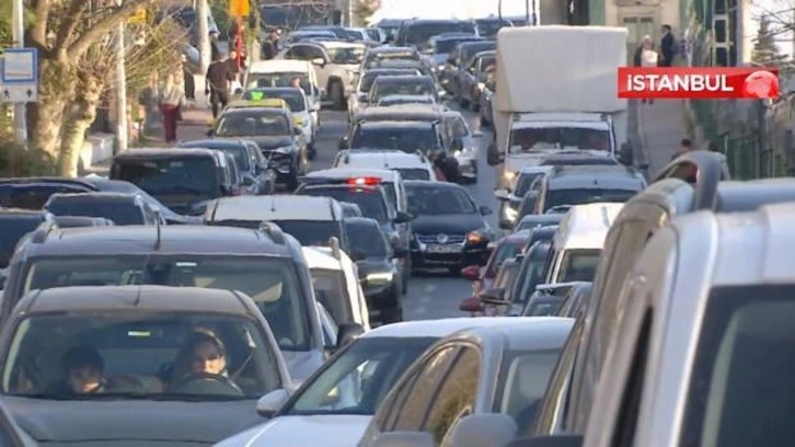 Bakırköy'de bitmeyen yol çalışması vatandaşı isyan ettirdi