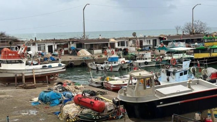 Balıkçı tekneleri deniz suyunun soğumasını bekliyor