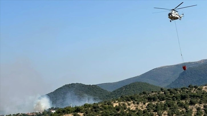 Balıkesir'de ormanlık alandaki yangına müdahale ediliyor