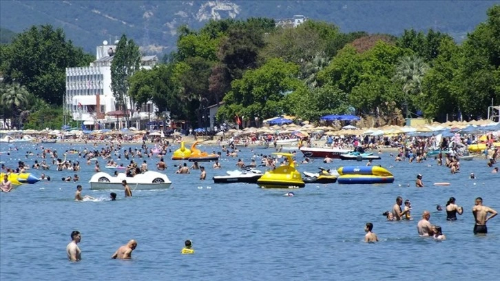 Balıkesir'in turistik ilçesi Erdek'te Kurban Bayramı tatili yoğunluğu yaşanıyor