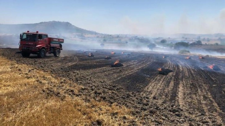 Balıkesir'de bir tarlada çıkan yangına müdahale ediliyor