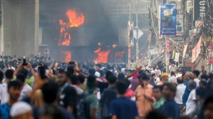 Bangladeş'te protestolara neden olan düzenleme iptal edildi
