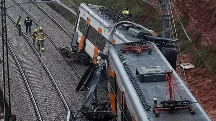 Barselona'da tren raydan çıktı: 4 ölü!