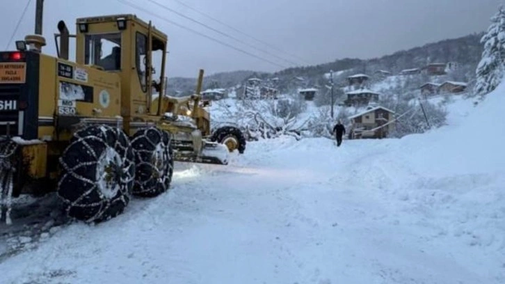 Bartın'da kar yağışı nedeniyle 12 köy yolu ulaşıma kapandı