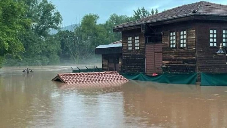 Bartın'da selde mahsur kalanların imdadına kepçe yetişti