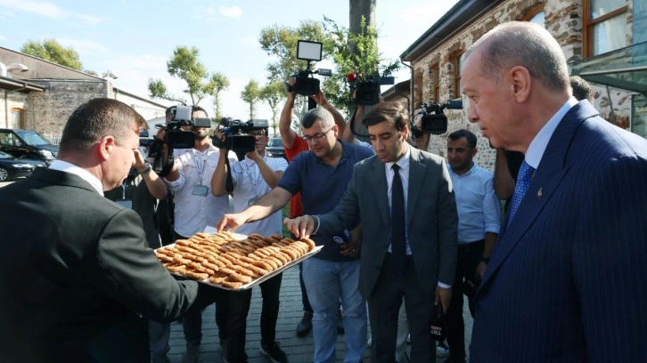 Başkan Erdoğan’dan gazetecilere kandil simidi ikramı