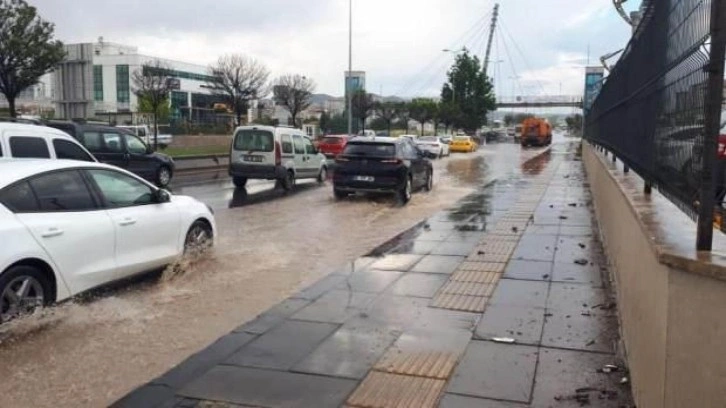 Başkent'te sağanak sonrası sürücüler zor anlar yaşadı