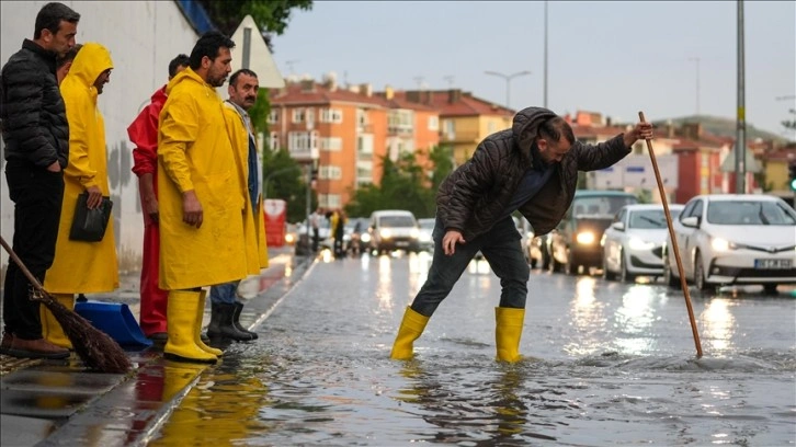 Başkentte sağanak su baskınlarına neden oldu