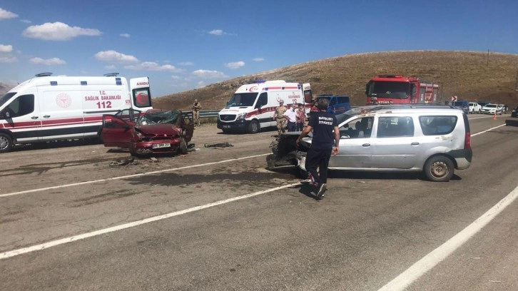 Bayburt'ta otomobil ile hafif ticari aracın çarpıştığı kazada 11 kişi yaralandı