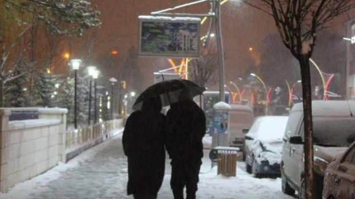 Bayburt’ta yoğun kar yağışı! Şehir beyaza büründü