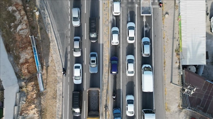 Bayram tatili dolayısıyla yollarda trafik yoğunluğu yaşanıyor