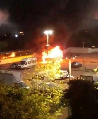 Bayrampaşa'da İSPARK otoparkındaki iki araç yandı