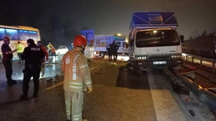 Bayrampaşa’da kamyonet ile otomobil çarpıştı: 6 yaralı