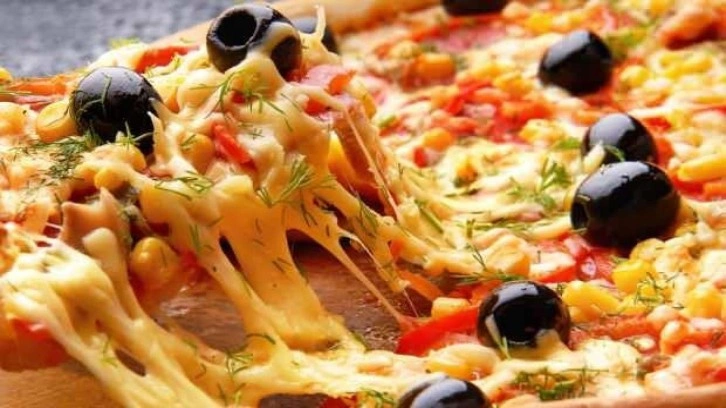 Bazlama ekmeğiyle 5 dakikada pizza nasıl yapılır? Bazlama ekmeği ile pizza tarifi...