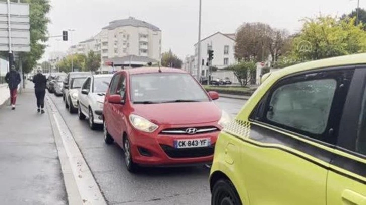 Benzin kuyruğunda beklemek, Fransa'da rutin oldu! Mobil uygulamadan benzin arıyorlar