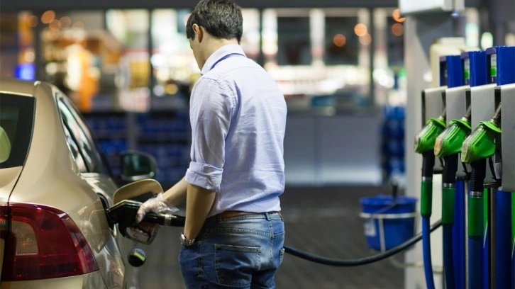 Benzin ve motorine çok büyük zam! Bu gece yarısı benzine 1.68 lira, motorine 1.59 lira zam geliyor