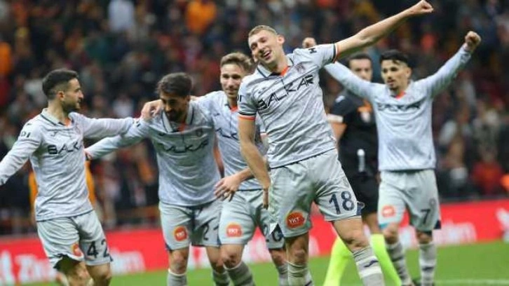 Beş gollü çılgın düello! Galatasaray elendi, Başakşehir turladı