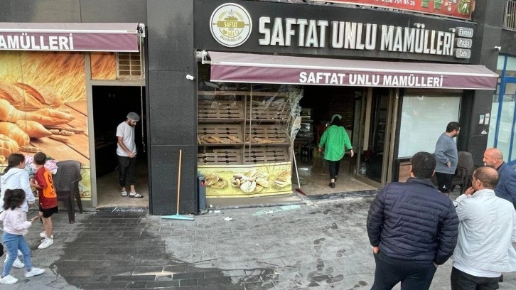 Beylikdüzü'nde akılalmaz kaza! Otomobil fırına girdi