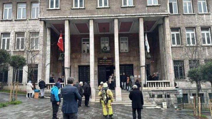 Beyoğlu Vergi Dairesi’nde yangın paniği!