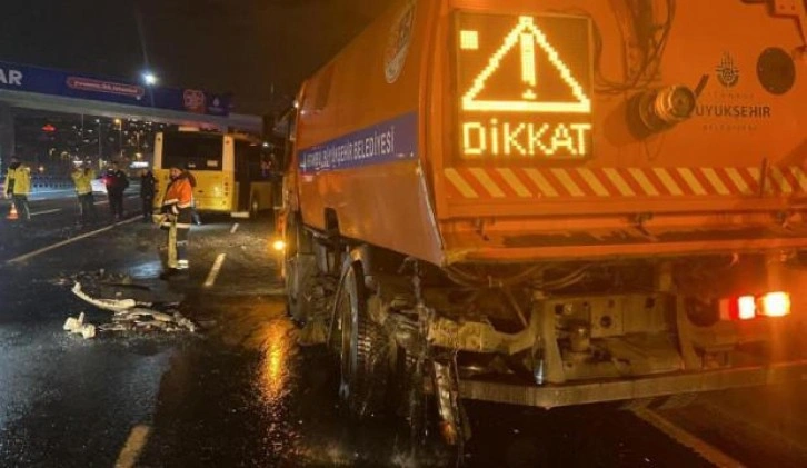 Beyoğlu’nda makas atan otomobil yol temizleme aracına çarptı: 2 yaralı