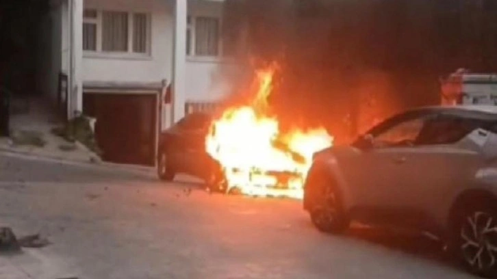 Beyoğlu'nda park halindeki otomobil alev alev yandı