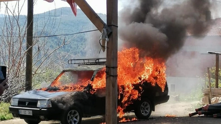 Bilecik'te park halindeki otomobil yandı