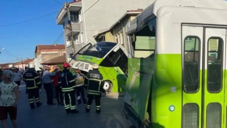 Binanın bahçesine minibüs devrildi: 8 yaralı