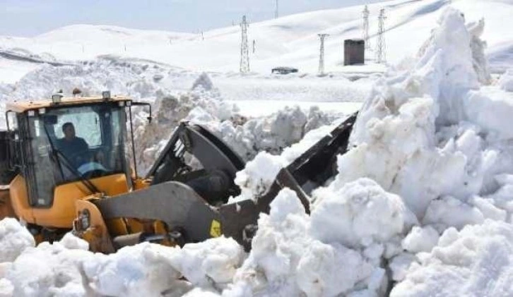 Bitlis'te 6 metrelik karla mücadele