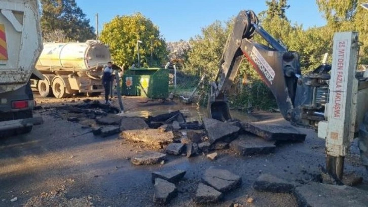 Bodrum'da ana su isale hattı patladı, yol trafiğe kapandı