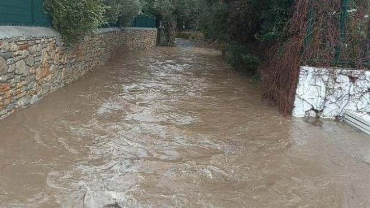 Bodrum'da sağanak: Yollar göle döndü