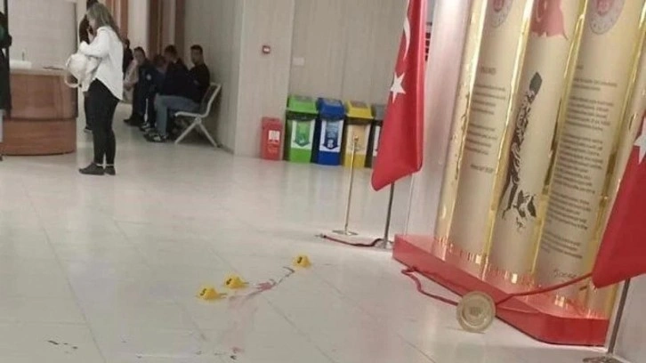 Boşanmak istemeyen karısını adliyede bıçakladı