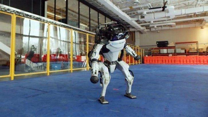 Boston Dynamics robotlarını asla silahlandırmayacağını söyledi